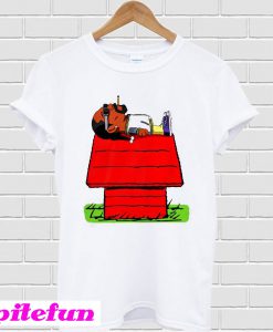 Snoop Dogg lying on Snoopy house T-Shirt
